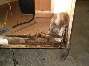 Zowel in de vloer als in de achterwand is houtrot opgetreden door vochtinwerking